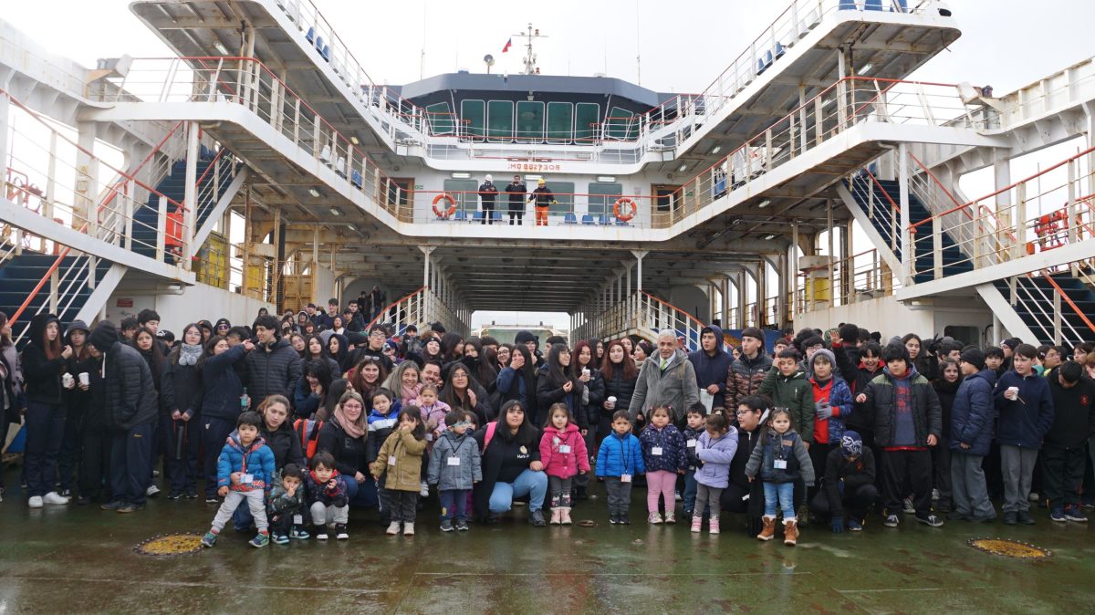 Estudiantes y adultos mayores navegaron por la bahía de Punta Arenas en actividad del Mes del Mar de TABSA