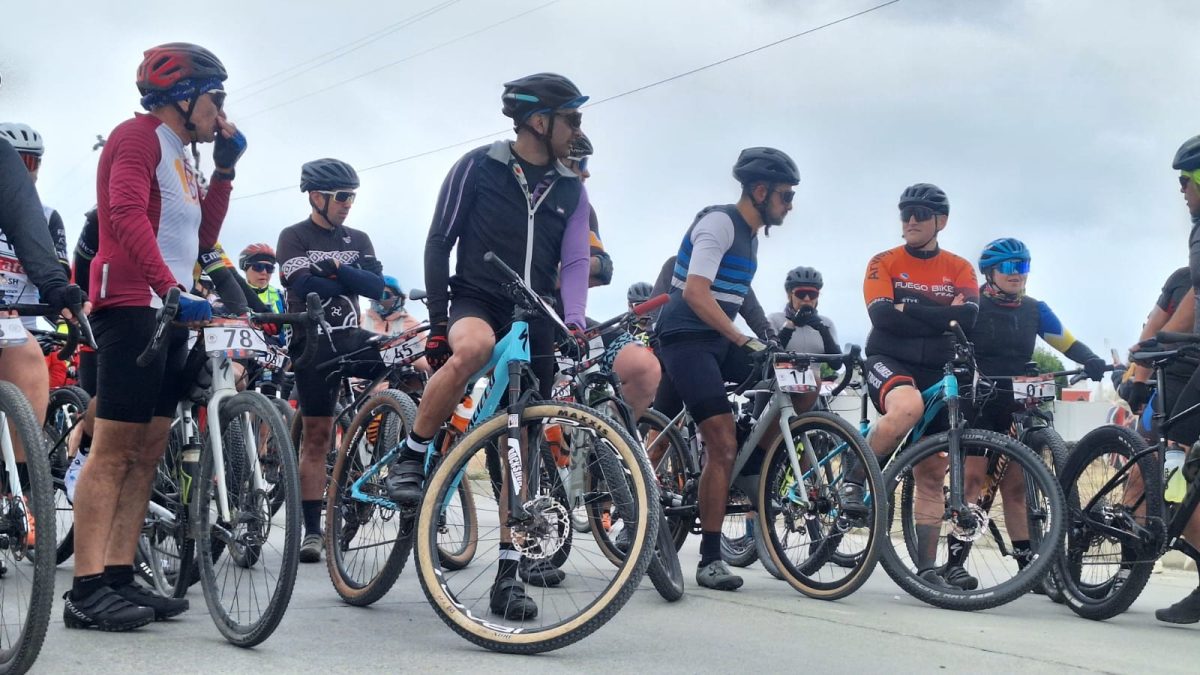 Ciclistas destacan paisajes de Porvenir en los 65K de competencia “Vuelta a Gente Grande”